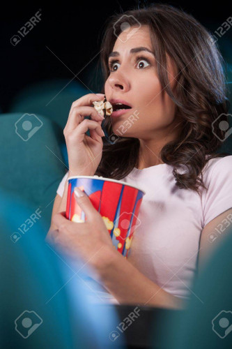 21986095-frauen-im-kino-schöne-junge-frauen-essen-popcorn-während-film-im-kino.jpg