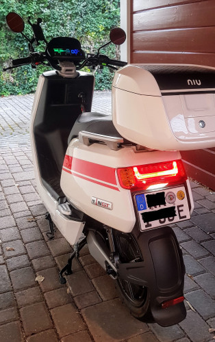 NIU von hinten ohne Kennzeichen.jpg