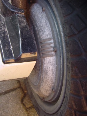 Korrodierter_Motordeckel.JPG