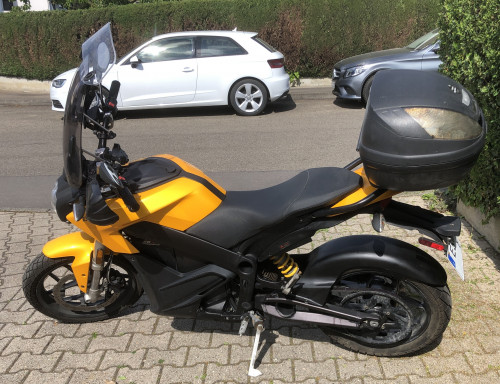Zero-S-von-links-mit-GFK-Spritzschutz.JPG
