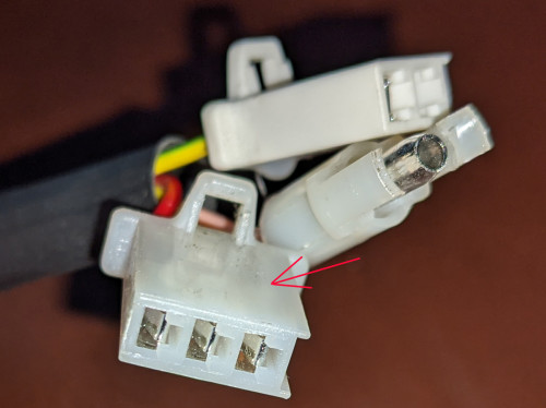 Steckverbinder_am_Controler_zum_Seitenständerschalter.jpg