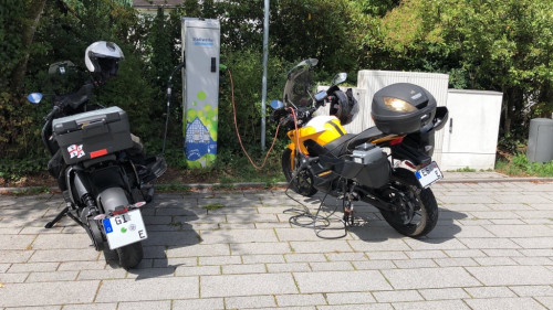 BMW CE 04 und Zero S am trauten Ladestopp 2.JPG