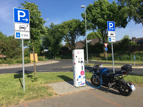 ZERO_Laden_Gierather_Kreisverkehr.JPG