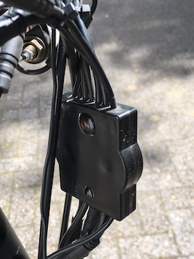 Habe zwei Löcher in das Gehäuse gebohrt und mit Flüßig Harz aufgefüllt, bis im Anderen Loch das Harz wieder herauskam. Das Ding ist selbst für Tauchfahrten geeignet.