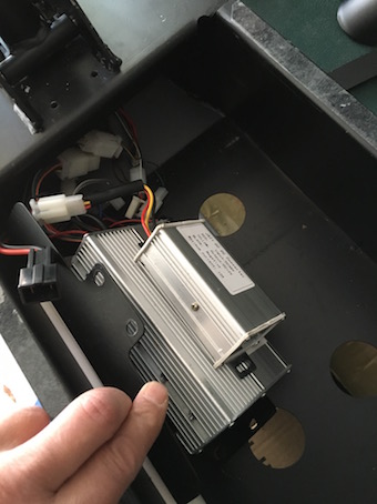 ps. Das ist mit dem Steuergerät gemeint. Und das ist mit dem Anschluß am Gehäuse verbunden um den Bleigehl Akku zu laden. Beim Lithium Akku ist ein Set dabei mit dem mann den Anschluß am Gehäuse direkt mit dem Akku verbinden kann.